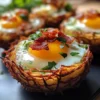 Eier in knusprigen Rösti-Körbchen