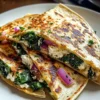 Mittelmeer-Quesadillas mit Spinat, Feta, Mozzarella und roter Zwiebel