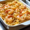 Gebackene Garnelen Scampi Rezept Zutaten: - 500g Garnelen, geschält und entdarmt - 4 Knoblauchzehen, gehackt - 100g Butter - 100ml Weißwein - 1 Zitrone, Saft und Schale - 1 Teelöffel Paprika - Salz und Pfeffer nach Geschmack - Frische Petersilie, gehackt - 200g Spaghetti oder Linguine Anleitung: 1. Ofen auf 200°C vorheizen. 2. In einer Pfanne Butter schmelzen und den Knoblauch anbraten. 3. Garnelen hinzufügen und kurz anbraten. 4. Weißwein, Zitronensaft, Zitronenschale, Paprika, Salz und Pfeffer hinzufügen. 5. Mischung in eine Auflaufform geben. 6. Im Ofen 10-12 Minuten backen, bis die Garnelen gar sind. 7. Mit Petersilie bestreuen und mit Spaghetti oder Linguine servieren.