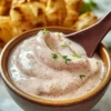 Zutaten für die Dipping-Soße von der Blühenden Zwiebel - 1 Tasse Mayonnaise - 1 Esslöffel Ketchup - 1 Esslöffel Zitronensaft - 1 Teelöffel Worcestershiresoße - 1 Teelöffel Knoblauchpulver - 1 Teelöffel Paprika - 1 Teelöffel Salz - 1 Teelöffel Pfeffer - 1 Teelöffel Zwiebelpulver Anleitung 1. In einer Schüssel die Mayonnaise, Ketchup, Zitronensaft und Worcestershiresoße vermengen. 2. Das Knoblauchpulver, Paprika, Salz, Pfeffer und Zwiebelpulver hinzufügen und gut umrühren. 3. Die Soße im Kühlschrank für mindestens 30 Minuten kühlstellen, bevor sie serviert wird.