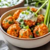 Buffalo-Hühnchen-Fleischbällchen mit Blauschimmelkäse-Joghurt-Dip Rezept