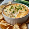 Käse Krabben Rangoon Dip Rezept Zutaten: - 225 g Frischkäse - 115 g Krabbenfleisch, abgetropft - 60 g saure Sahne - 60 g Mayonnaise - 1 EL grüne Zwiebel, gehackt - 1 TL Knoblauchpulver - 1 TL Worcestersauce - Salz und Pfeffer nach Geschmack - 60 g geriebener Käse (z.B. Cheddar) Anleitung: 1. Ofen auf 180 °C vorheizen. 2. In einer großen Schüssel Frischkäse, saure Sahne, Mayonnaise und Gewürze vermischen. 3. Krabbenfleisch und grüne Zwiebeln hinzufügen und gut vermengen. 4. In eine Auflaufform geben und mit geriebenem Käse bestreuen. 5. 20-25 Minuten im vorgeheizten Ofen backen, bis der Dip goldbraun und sprudelnd ist. 6. Heiß mit Wonton-Chips oder Gemüse servieren.