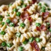 Cremiger Nudelsalat mit Speck und Erbsen – Ein tröstlicher Klassiker mit frischem Biss