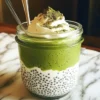 Lecker cremiger Matcha Chia Pudding für Frühstücksfreude