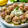 Griechische Hähnchenfrikadellen mit Tzatziki-Sauce Rezept