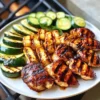 Hot-Honey-Barbecue-Hähnchenschenkel mit Halloumi und Zucchini Platte Rezept