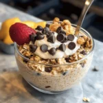 Vegane gebackene Haferflocken mit Himbeeren genießen