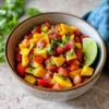 Mango Salsa Rezept Zutaten: - 2 reife Mangos, gewürfelt - 1 kleine rote Zwiebel, fein gehackt - 1 rote Paprika, gewürfelt - 1 Jalapeño, entkernt und fein gehackt - 1 Limette, Saft davon - 1/4 Tasse frischer Koriander, gehackt - Salz nach Geschmack Zubereitung: 1. In einer großen Schüssel die gewürfelten Mangos, Zwiebel, Paprika und Jalapeño vermengen. 2. Den Limettensaft und Koriander hinzufügen. 3. Mit Salz abschmecken und gut vermischen. 4. Vor dem Servieren mindestens 30 Minuten kühl stellen, damit die Aromen sich entfalten können.