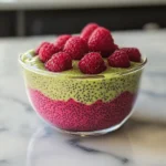 Lecker cremiger Matcha Chia Pudding für Frühstücksfreude
